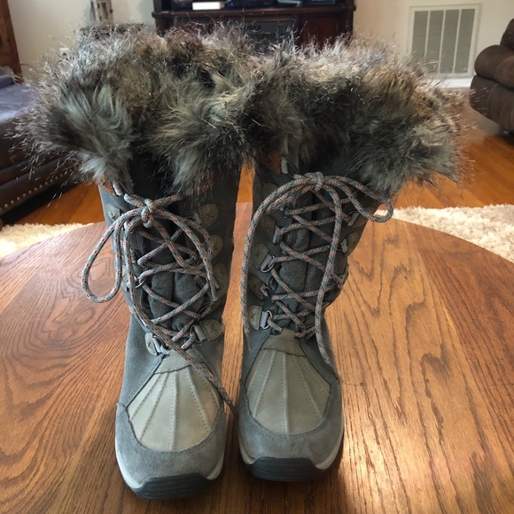 Clarks Women's Wintry Hi Waterproof snow. Never been worn.